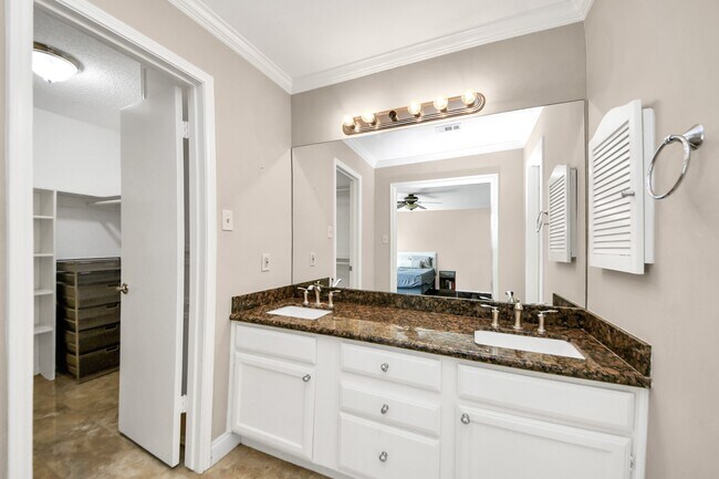 Building Photo - 1112 Bering Dr