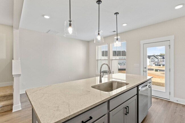 Building Photo - Perfectly Appointed Greenville Townhome 3bed/2.5 bath