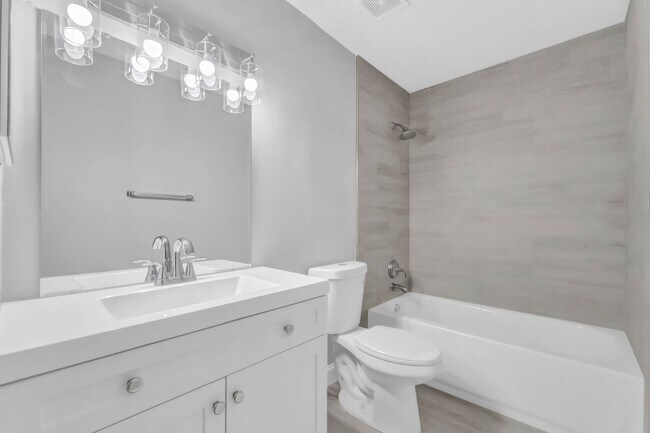 Building Photo - Newly Renovated Ground Floor Condo in Gate...
