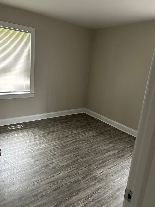 Building Photo - 3 bedroom, two bath home for rent