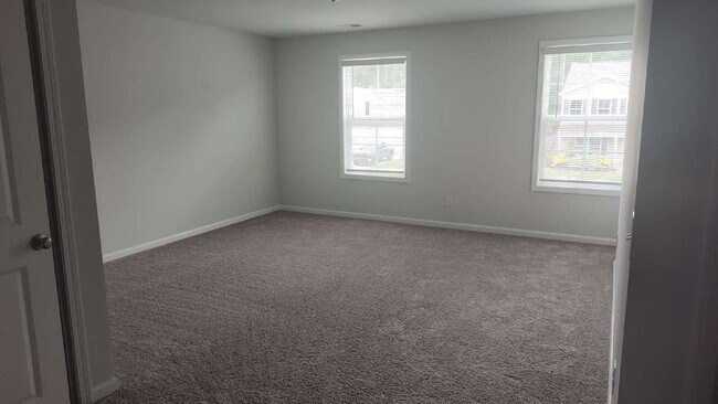 Building Photo - Huge Well-Kept Home in Guyton