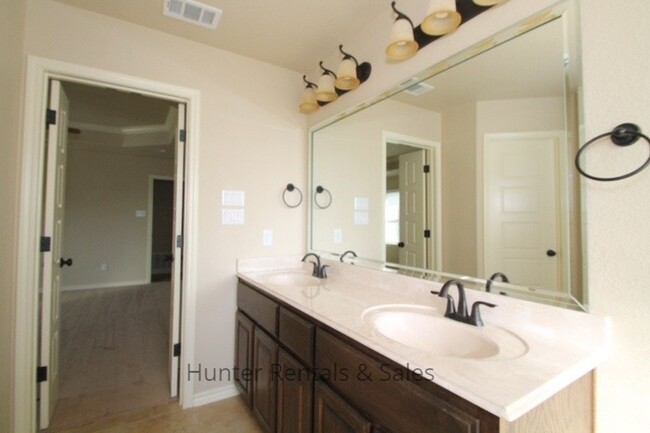 Building Photo - Amazing Four-Bedroom!
