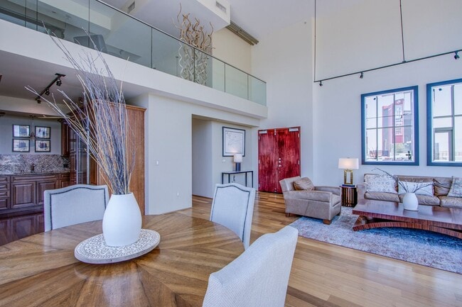 Building Photo - Absolutely stunning high rise loft at Metr...