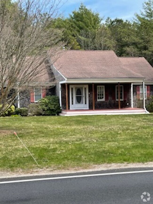 Building Photo - 3 Bedroom Year Round Rental in Mashpee
