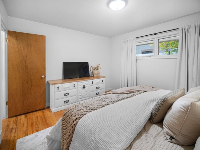 Building Photo - Beautiful FULLY FURNISHED TWO BEDROOM DUPLEX!