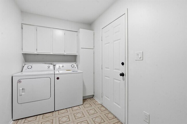 Building Photo - 2106 Lamplight Village Cir