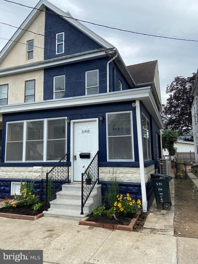 Building Photo - 588 E King St