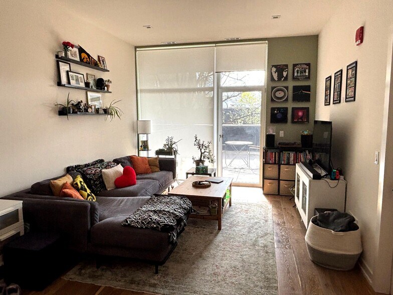 Building Photo - 4513 N Clark St