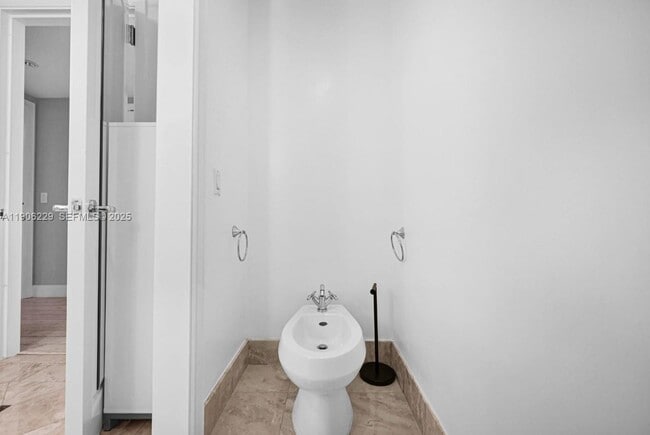 Building Photo - 1435 Brickell Ave