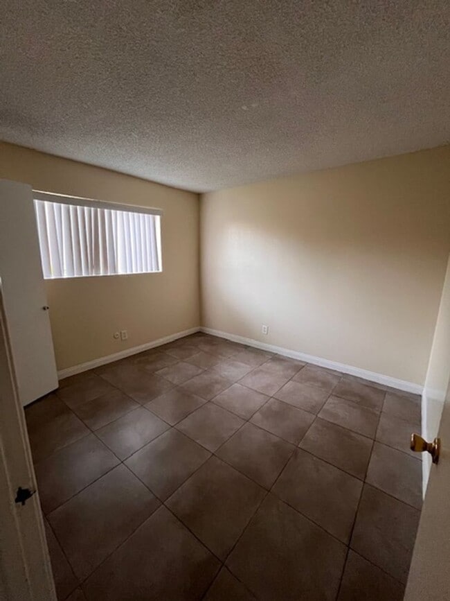 Building Photo - 2 Bedroom/ 2 Bath upstairs unit located in Long Beach!