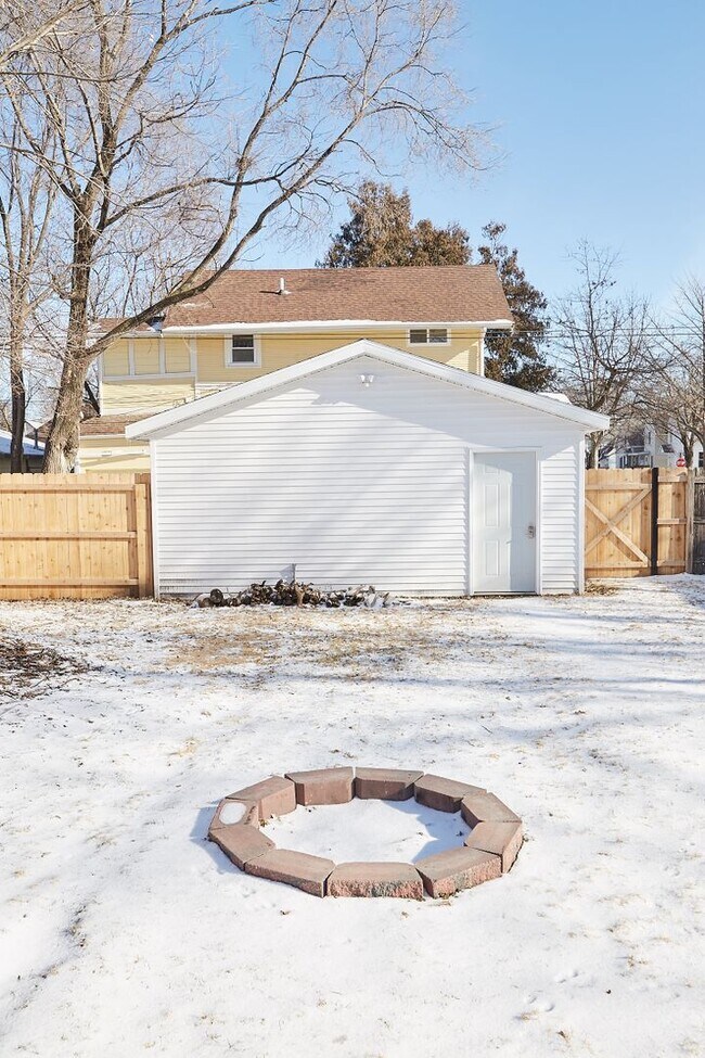 Building Photo - Lincoln