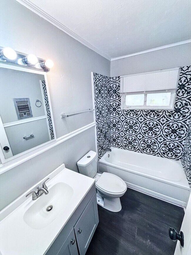 Building Photo - Lovely 3-Bedroom Home: Comfort and Conveni...