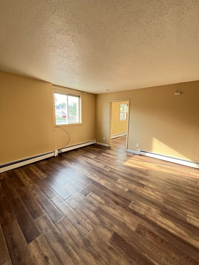 Building Photo - Renovated 2 Bedroom Apartment - AVAILABLE ...