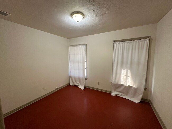 Building Photo - 1517/1519 Maple Drive