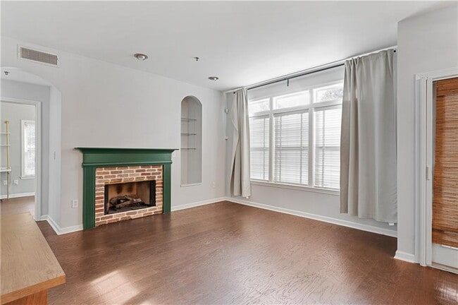 Building Photo - 220 Renaissance Pkwy NE