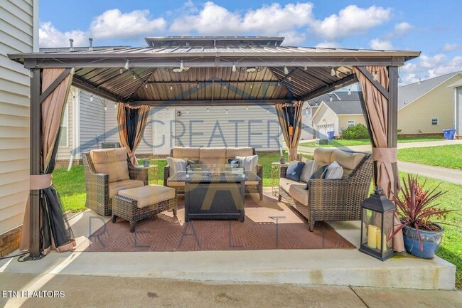 Building Photo - 129 Hackberry St