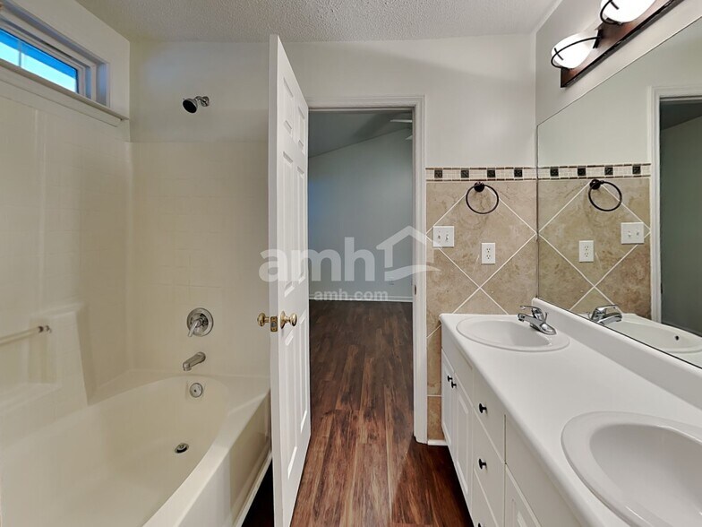 Building Photo - 401 Onyx Ln