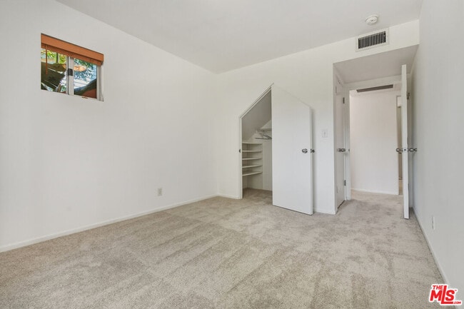 Building Photo - 656 Angelus Pl