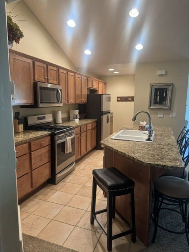 Building Photo - 2 Bdrm 2 bath