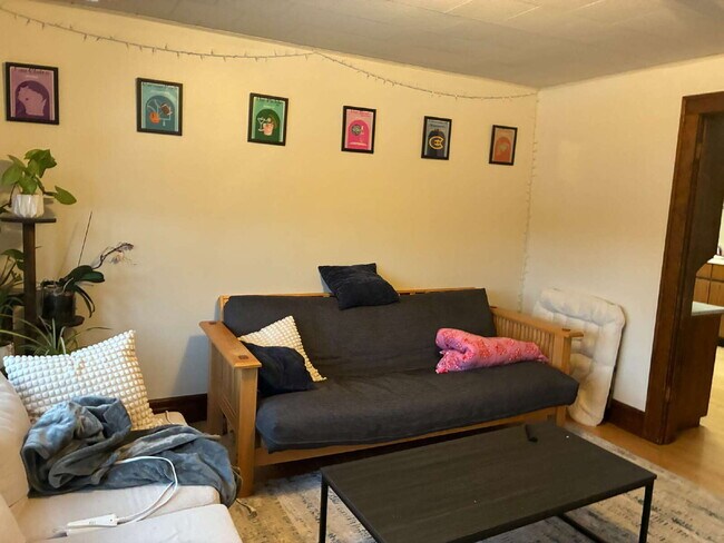 Building Photo - Nice 3 Bed 1 bath close to Water St. and UWEC! Available June 1st