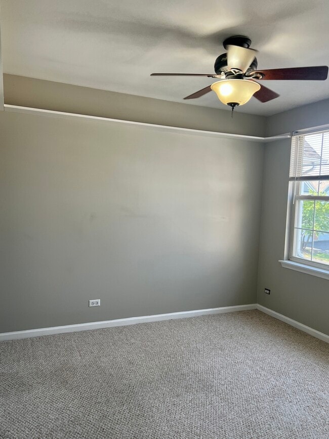 Building Photo - 1560 E Chivalry Ct