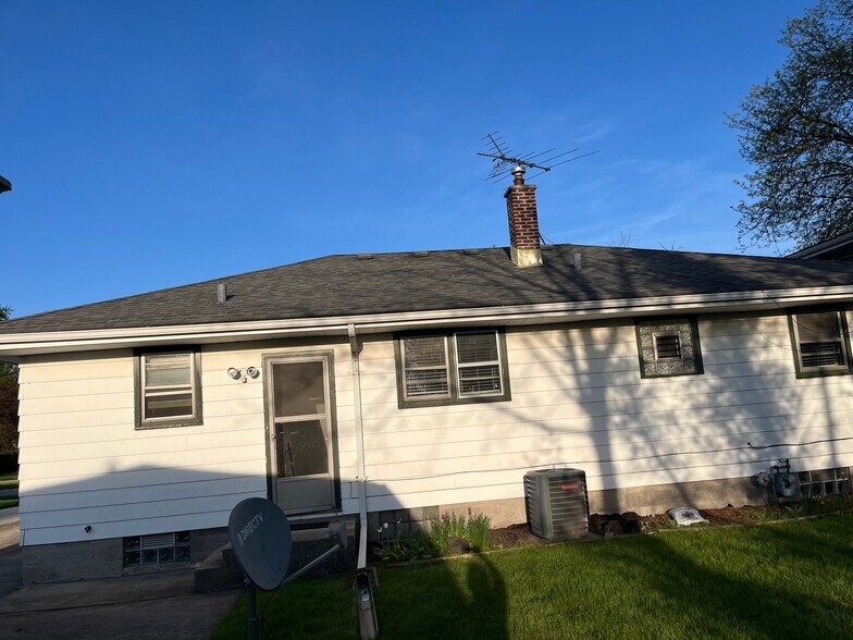 Building Photo - 8406 Parrish Ave