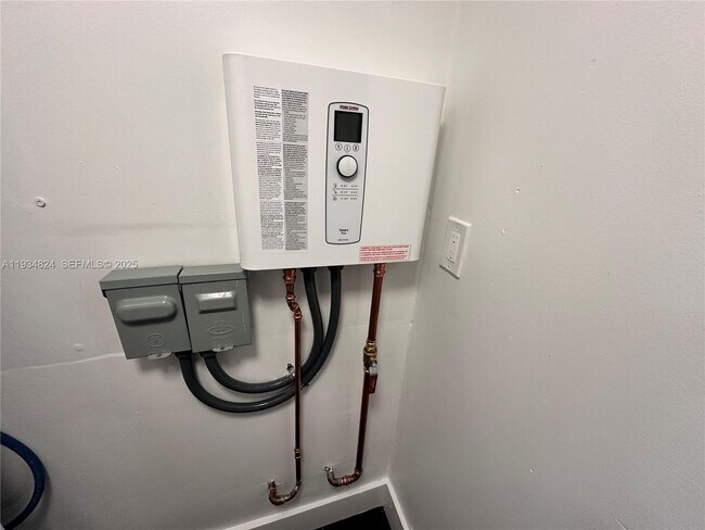 Building Photo - 1955 Washington St