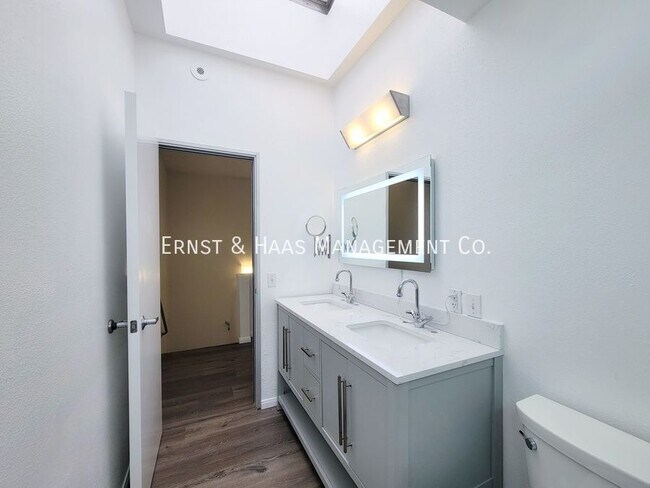 Building Photo - 302 E 19th St