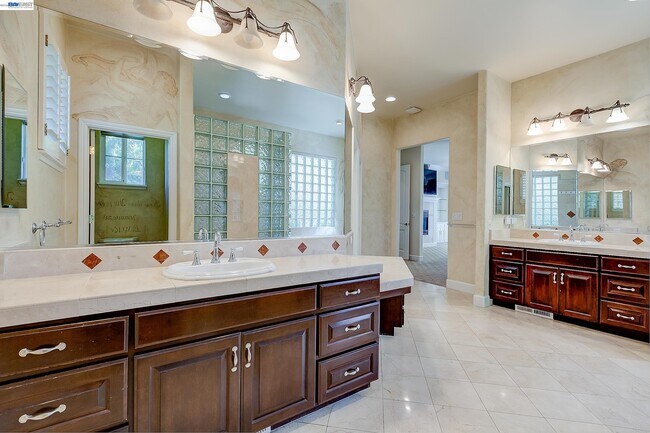 Building Photo - 2779 E Ruby Hill Dr