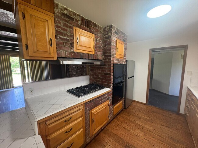 Building Photo - IMMEDIATE MOVE IN! Charming Vintage Sacramento 3 Bed / 1.5 Bath Home with Large Private Yard