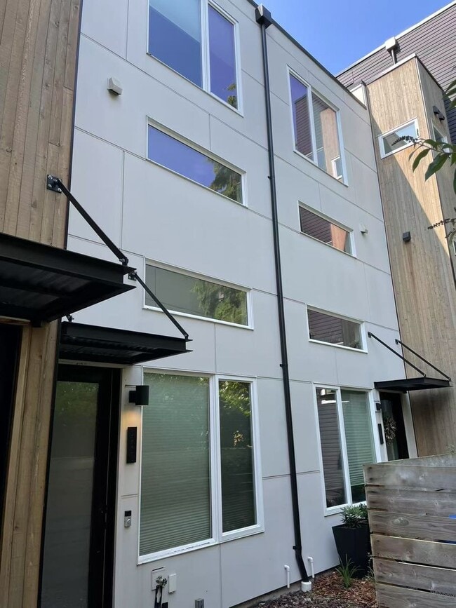 Building Photo - 8553 Interlake Ave N