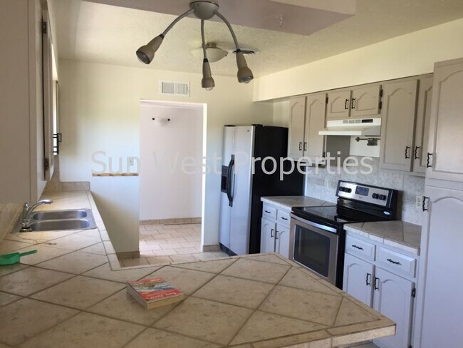 Building Photo - 5608 Hill N Dale Dr