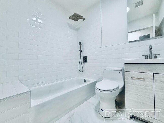 Building Photo - 3 bedroom in BROOKLYN NY 11233