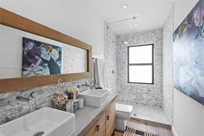 Building Photo - 1210 NE 89th St