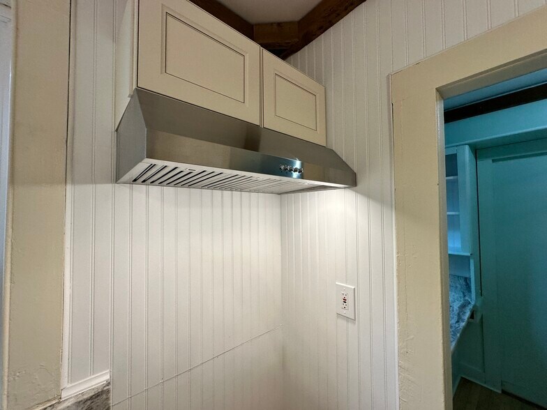 Building Photo - 537 Main St