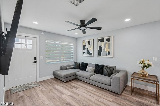 Building Photo - 92 Oak St