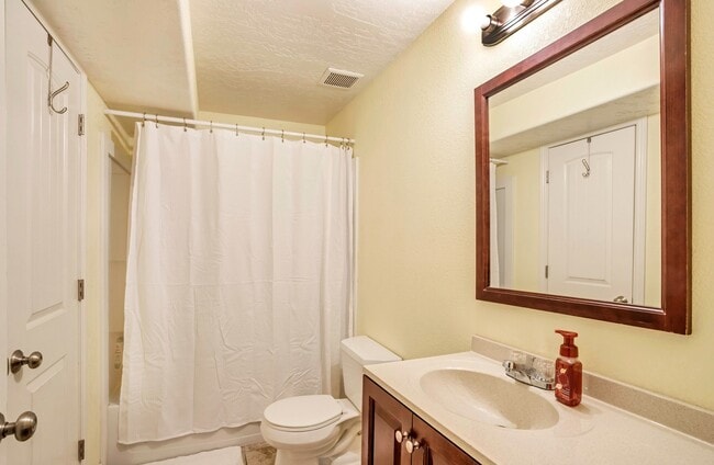 Building Photo - 1233 Firefly Dr