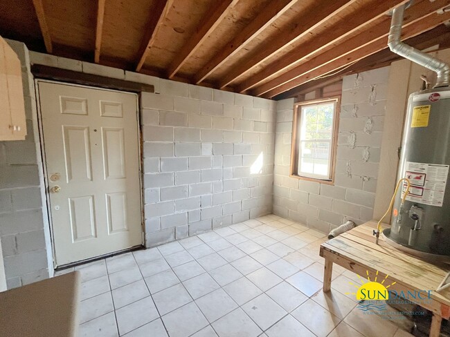 Building Photo - Quaint 3 Bedroom Home in Valparaiso