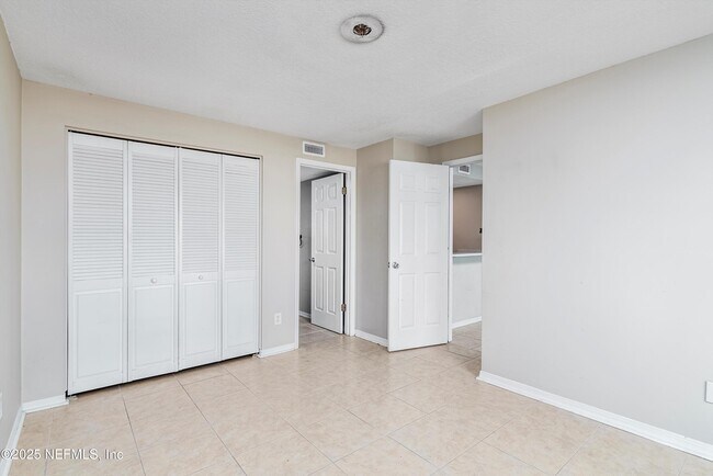 Building Photo - 221 6th St S