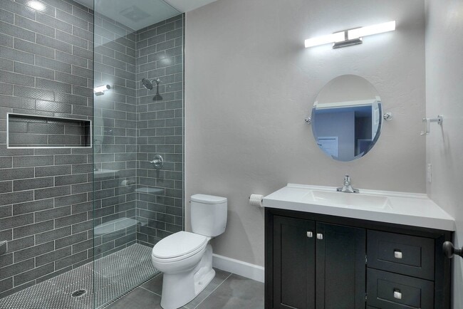 Building Photo - PRE-LEASE AUGUST 2026 - 4/4 HOUSE 3 BLOCKS FROM UA