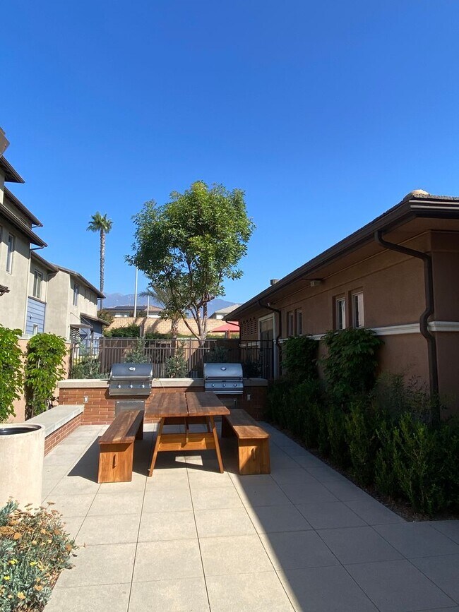 Building Photo - Victoria Gardens Three Bedroom Condo
