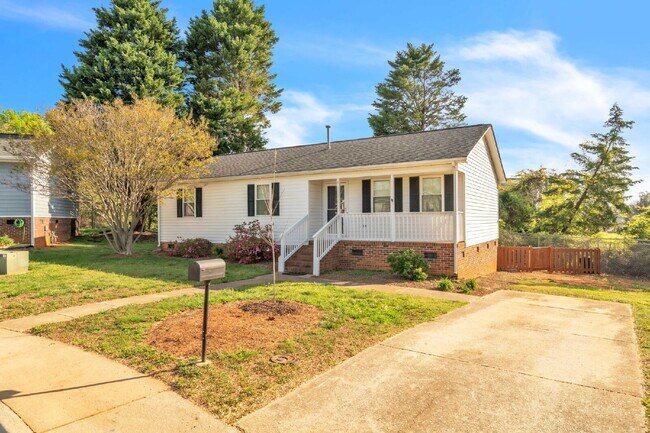 Building Photo - 3BR/2BA Cul-de-Sac Retreat Minutes from Downtown..Fenced Yard & Deck! $2100/mo rent