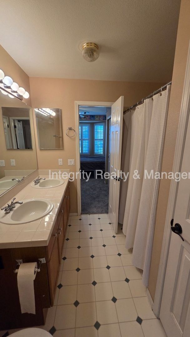 Building Photo - 3425 White Oak Ln