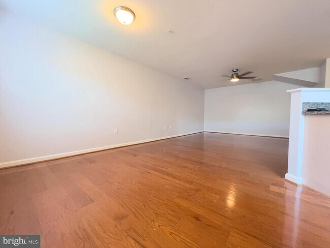 Building Photo - 4971 Clarendon Terrace