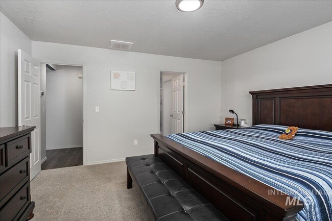 Master bedroom - 19588 Hartford Ave