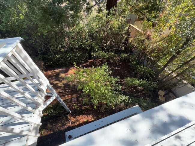 Building Photo - Walking distance to beaches, restaurants, 3 bedroom, 2 bathroom, upstairs level of home