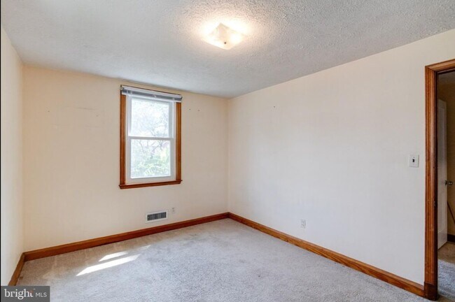 Building Photo - 905 Regester Ave