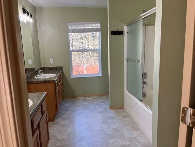 Building Photo - Spacious 3-Bedroom Home for Rent in Desirable DuPont