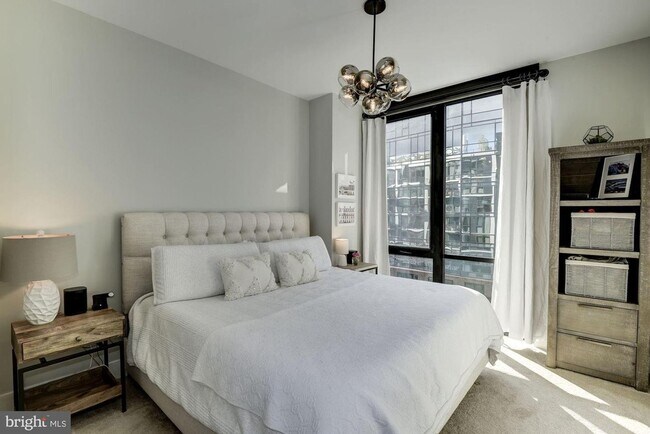 Building Photo - River-View 2BD Luxury Condo with Balcony and Parking!