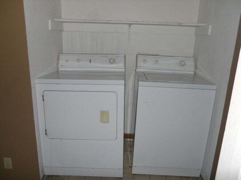 W/D Included - 927 Emery Rd